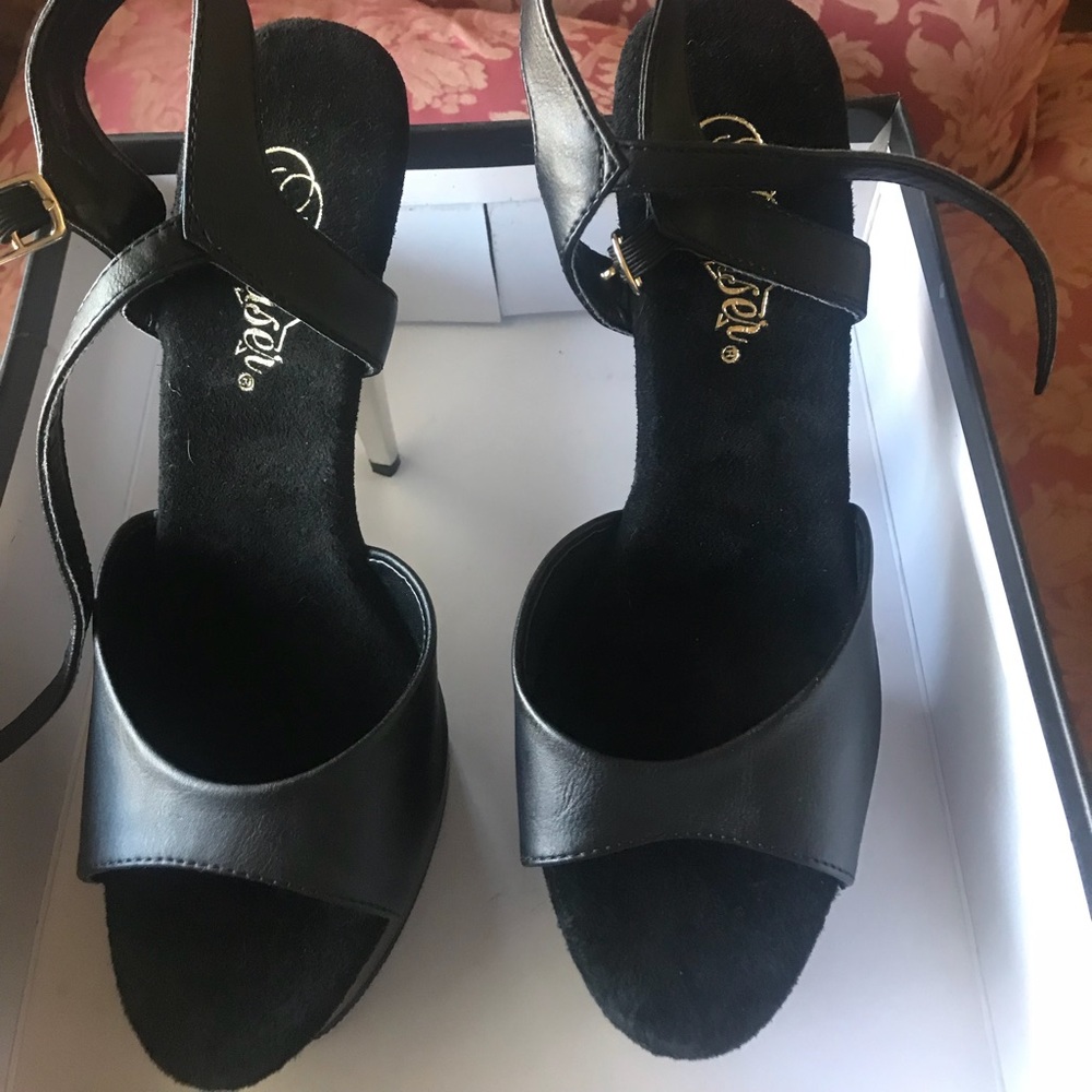 Woman’s shoes size 8